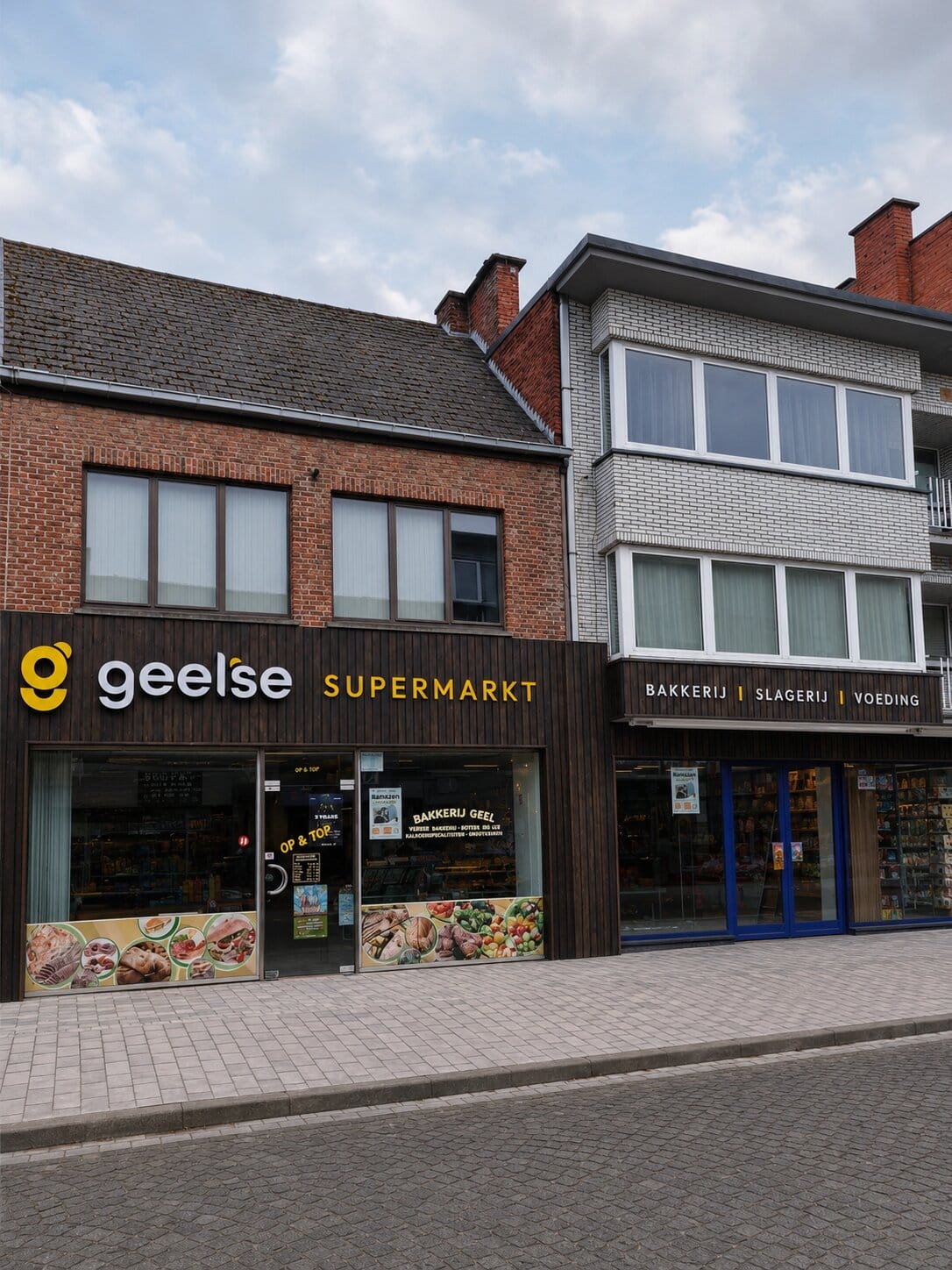 Geelse supermarkt met bakkerij, slagerij en voeding aan de gevel